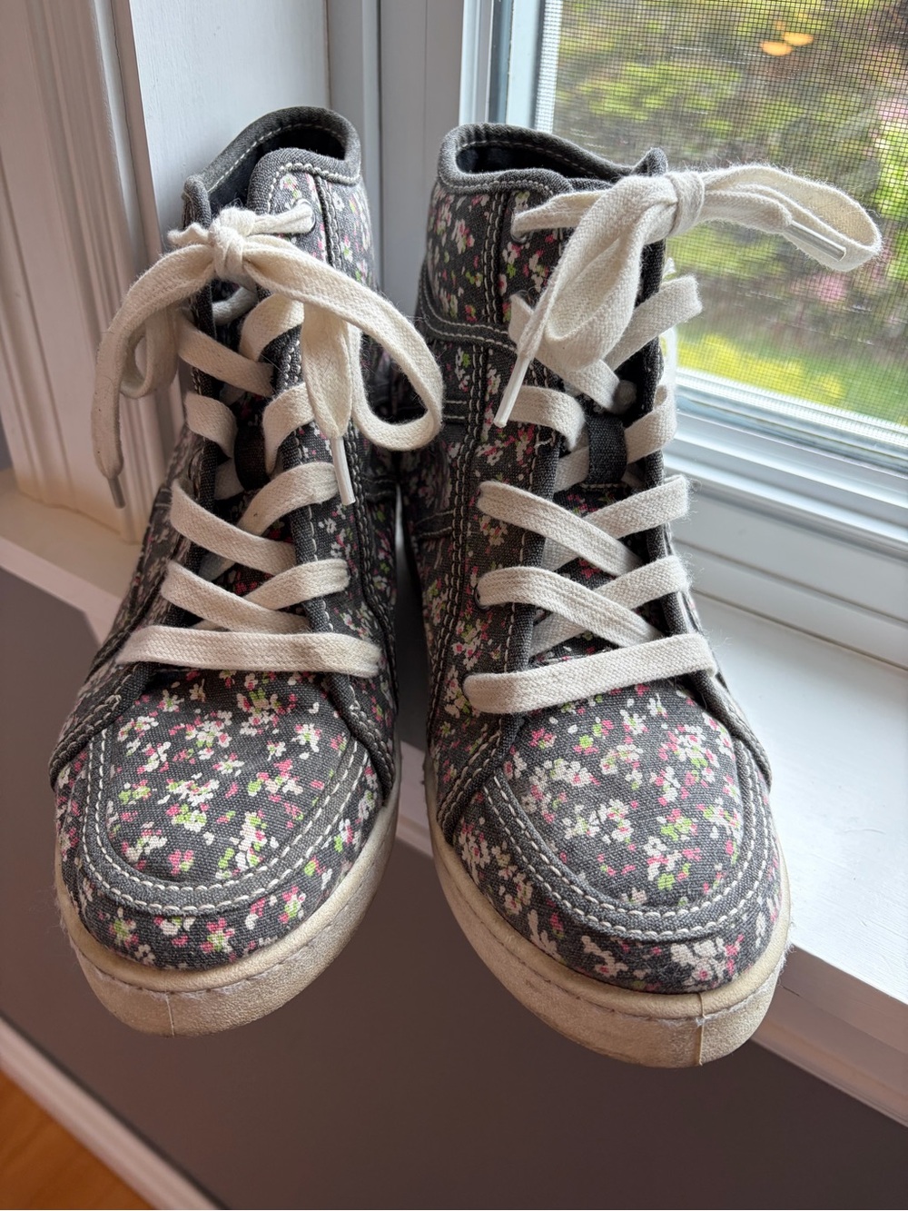 Roxy Women’s Gray Floral High-Top Wedge Sneakers